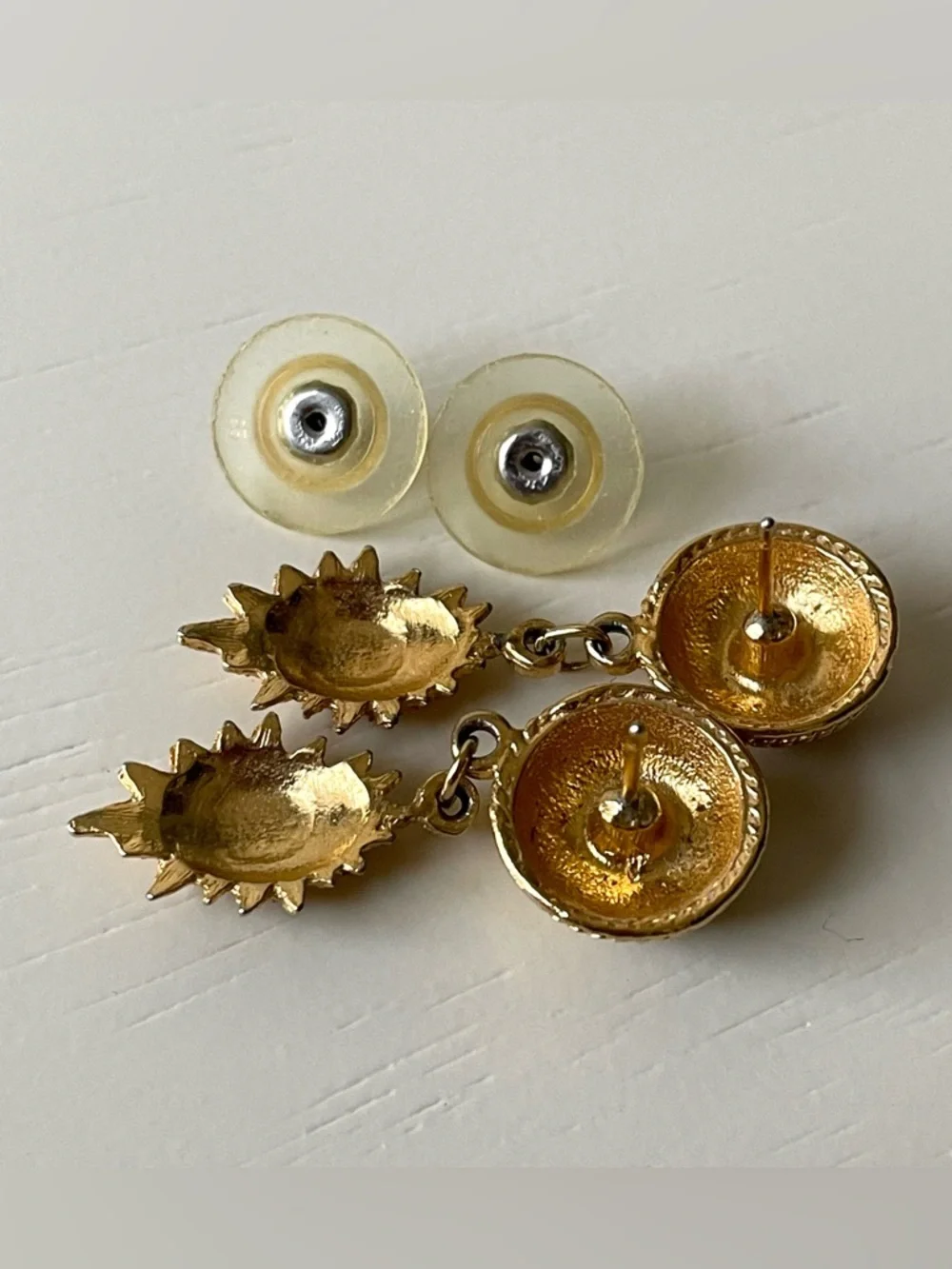 Vtg goldtone off-duty supermodel ‘90s style coiled rope dome dangle earrings